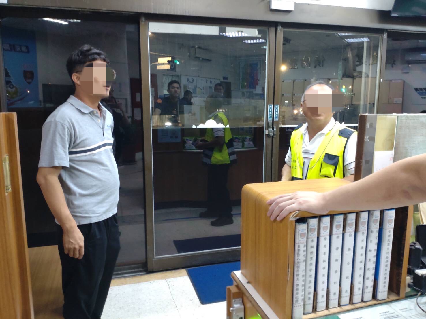 ▲圖說：邱姓民眾焦急跑進派出所表示飼養的狗狗走失            （圖／台中市政府提供）