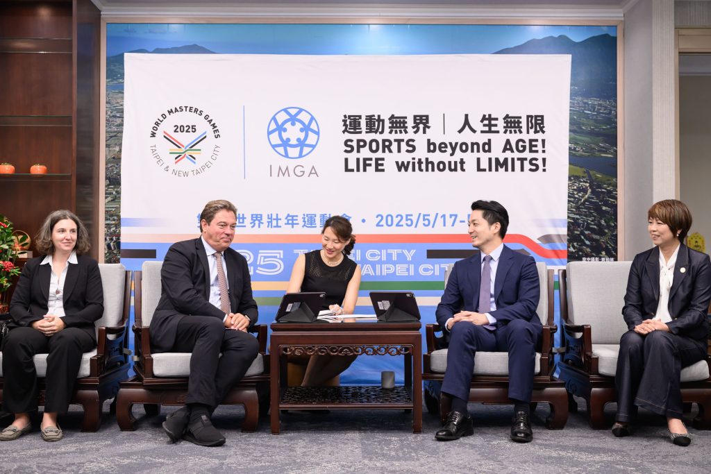 IMGA執行長Holm(左2)及IMGA競賽總監Hayward(左1)拜會臺北市長暨2025雙北世壯運組委會主任委員蔣萬安(右2)及新北市副秘書長暨2025雙北世壯運執委會副主任委員龔雅雯(右1)。（圖/新北市政府提供）