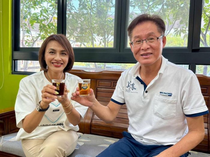 邱議瑩新一波募款小物 運動毛巾及熱炒玻璃杯挺台灣圖案