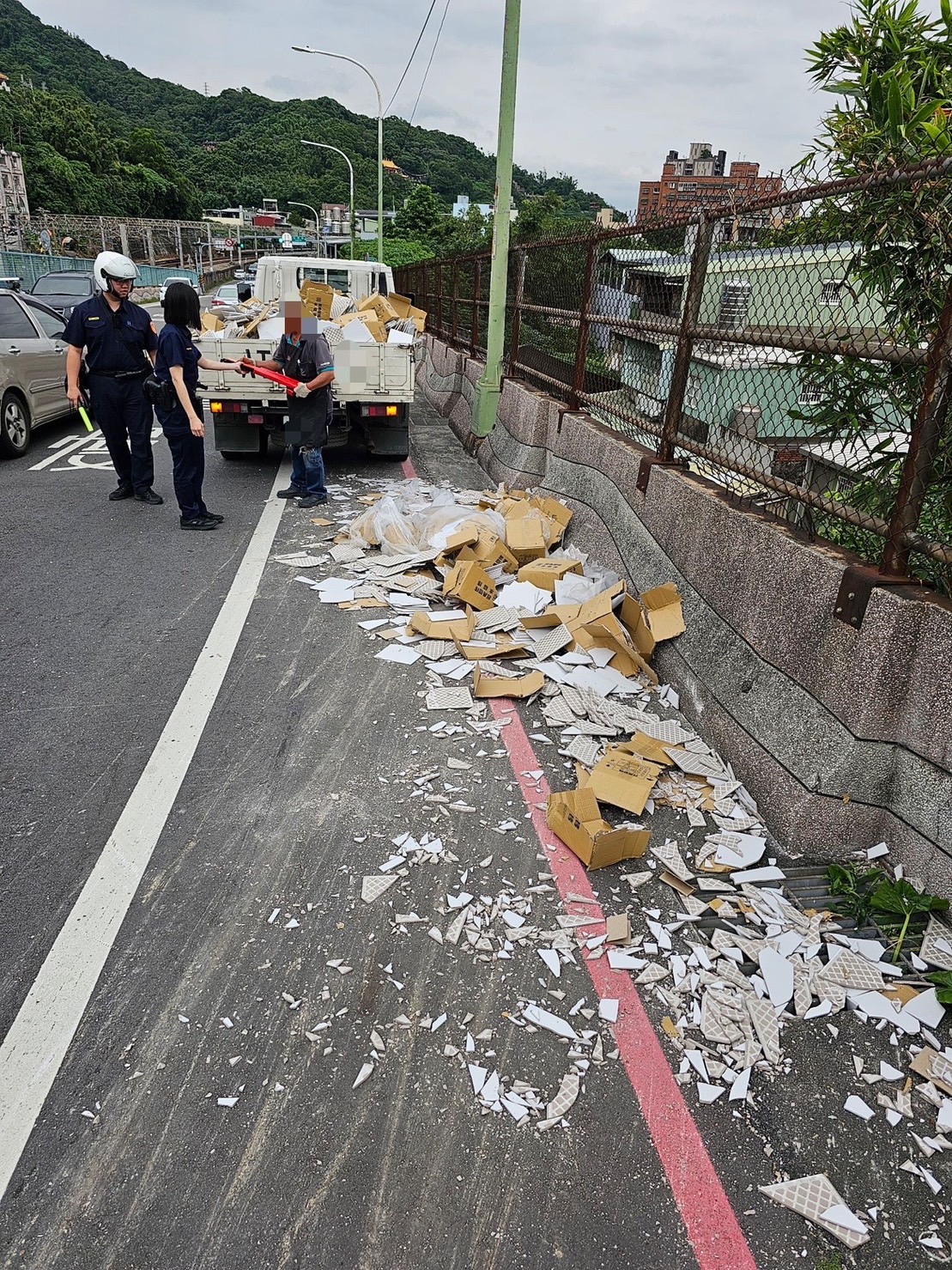 小貨車疑因裝載磁磚未綁牢，行經樹林區中山路三段與信和街口處，突然磁磚掉出散落於路面。（記者 張艷君翻攝）