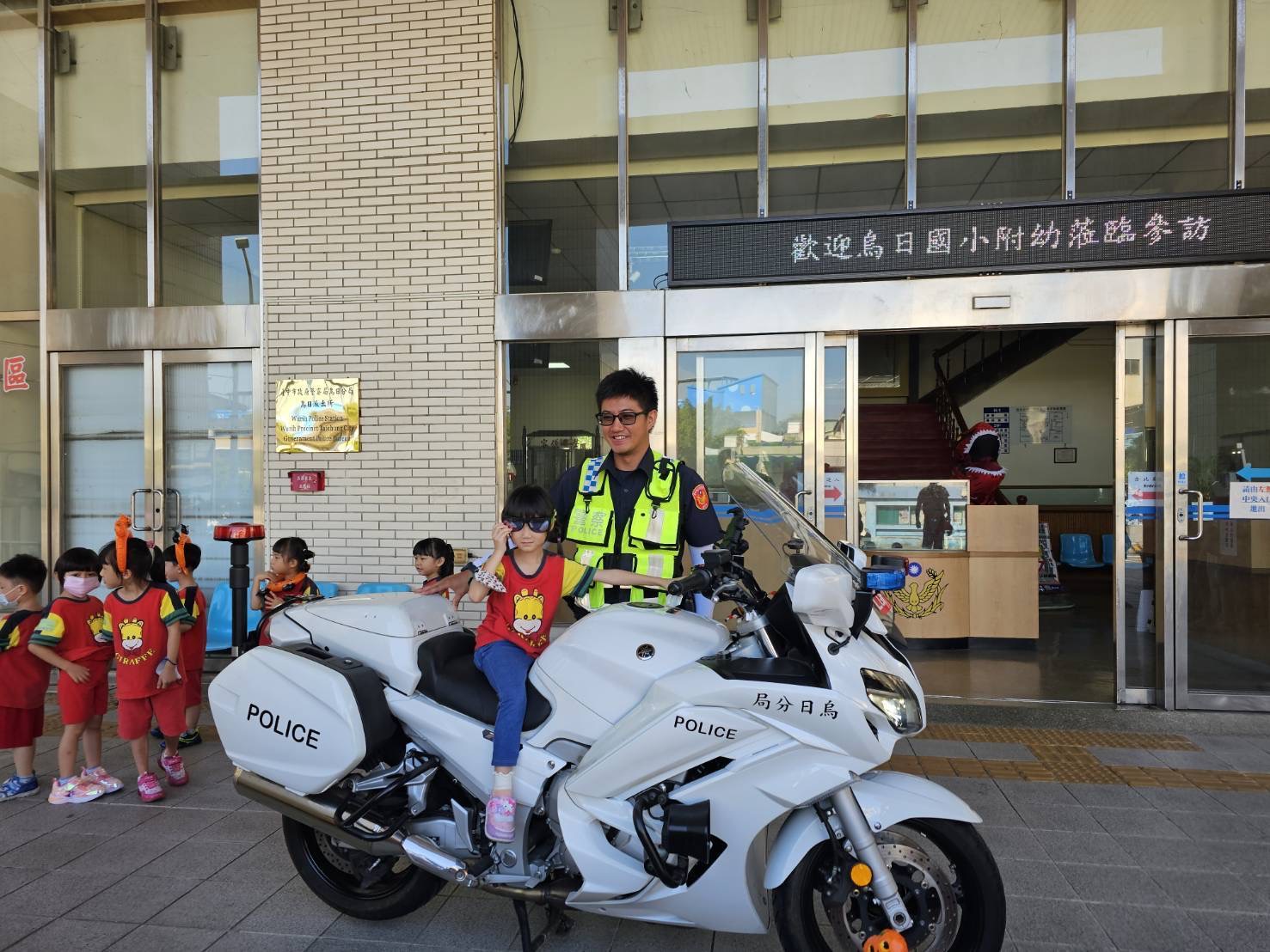 烏日分局祭出超酷炫1300CC重型機車，學童們爭先恐後要坐上重機拍照，直呼「我以後也要當警察」。（圖/記者江雁武翻攝）