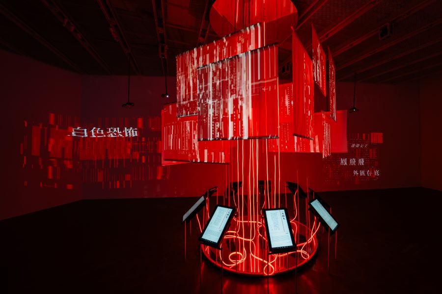▲情感標準局「AI先決,情感再說」以巨大運算器核心意象作為展示(記者王雯玲翻攝)