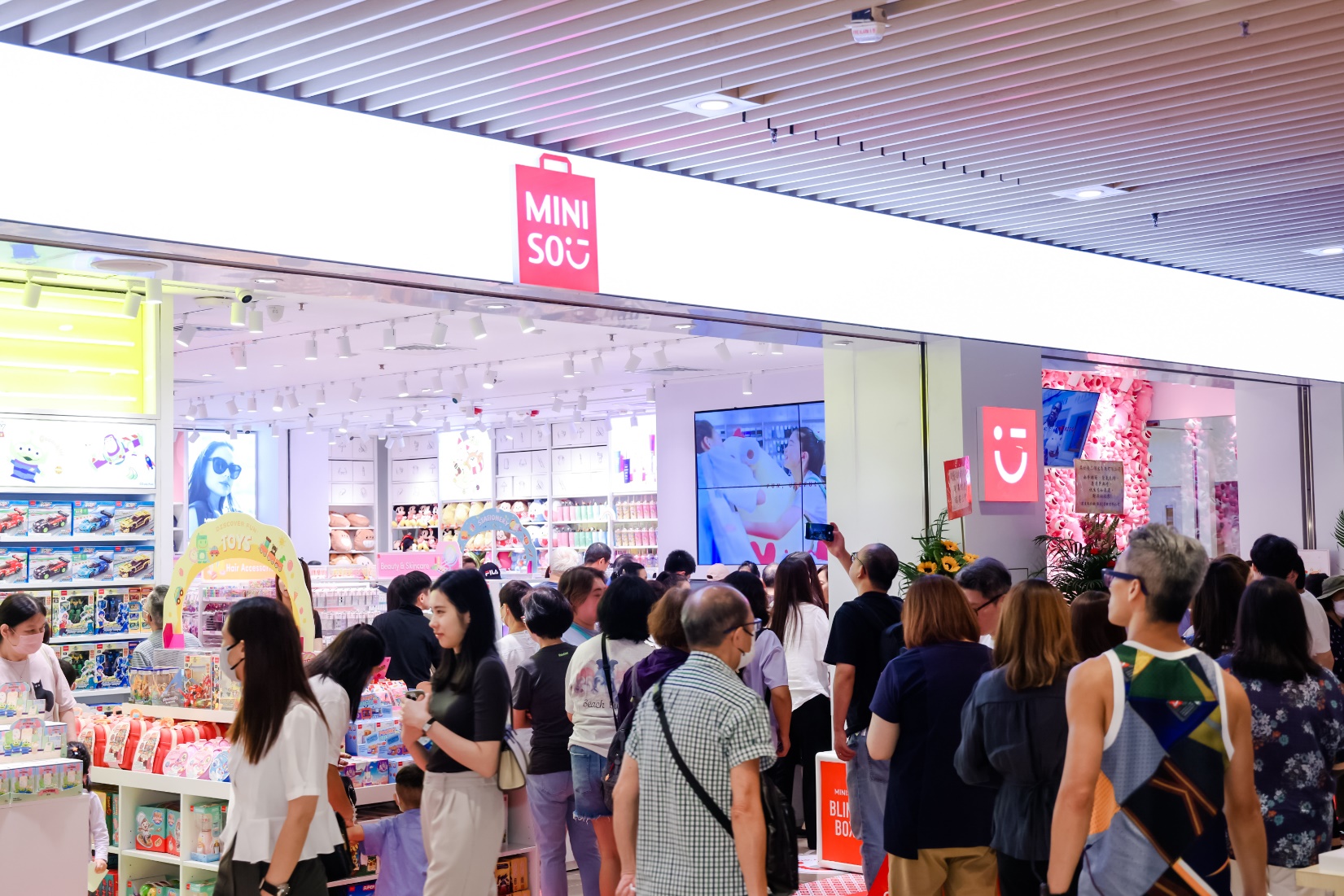 名創優品在香港三店連開，加速全球化擴張進程