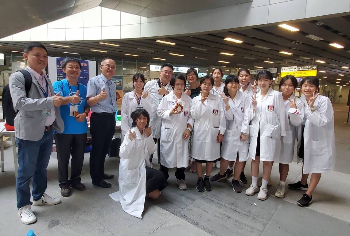漾新聞|高雄車站擺攤實驗解說 雄女學生科普環島列車上了寶貴的一課
