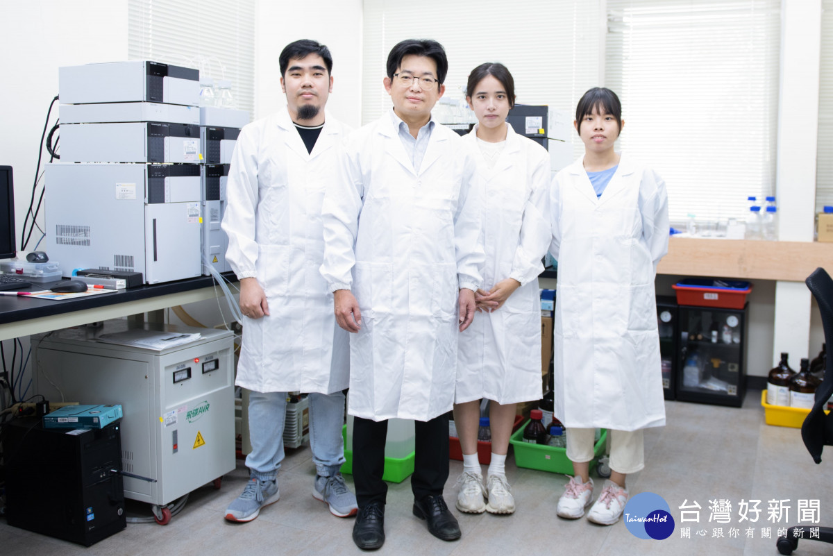 張雍(左二)身為中原大學校友,在致力研發創新之外,亦積極培育下一代科技人才。<br /><br />