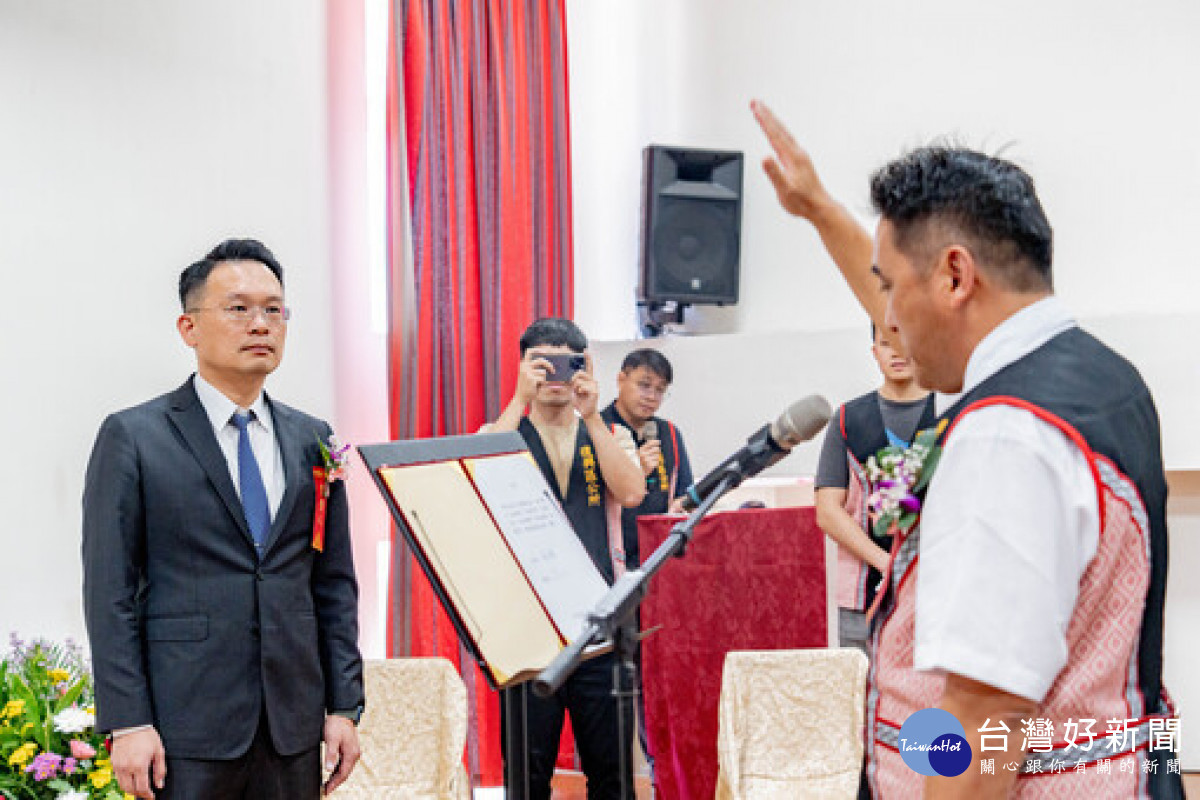 復興區長蘇佐璽宣誓就職,由蘇副市長擔任監誓人。<br /><br />