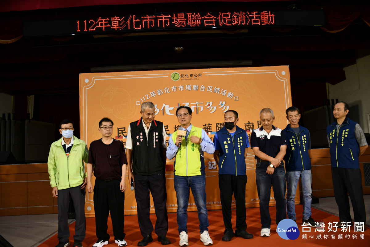 林世賢市長於1日記者會上提點子,可規劃舉辦全市四區里長的到市場買菜比賽,以及他下廚辦桌,相信可更促進市場商機。圖/記者鄧富珍攝