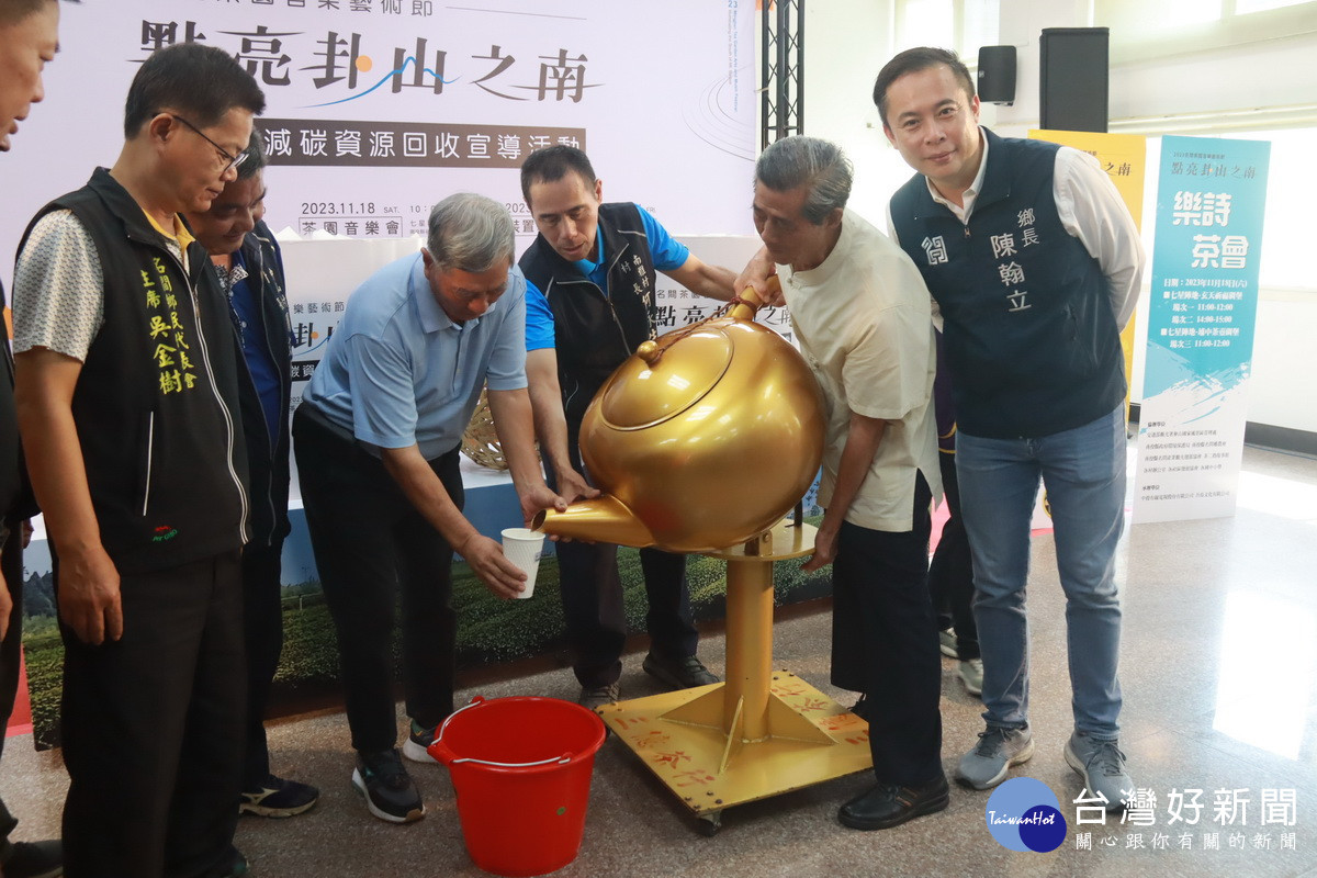 吳憲三搬出超大茶壺請大家來品茗。(記者扶小萍攝)