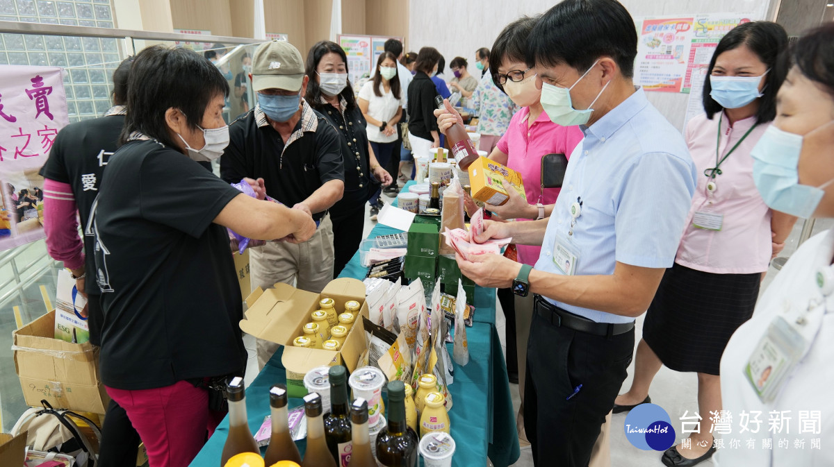 來院就醫民眾以及院內員工到場熱情參與。圖／漢基醫院提供