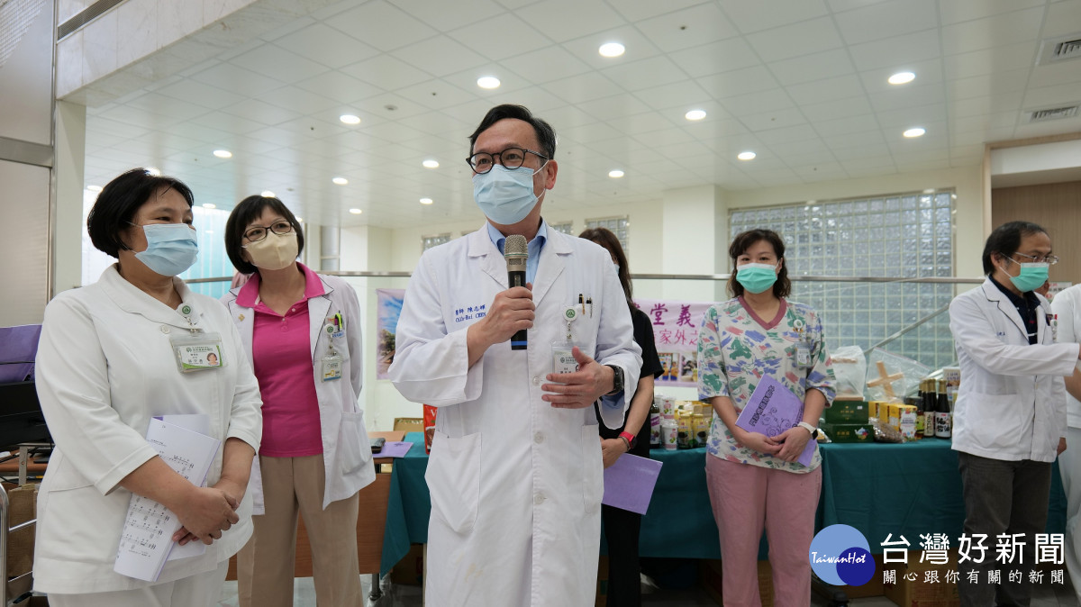 陳志輝院長在義賣會開幕式中致詞。圖/彰基醫院提供