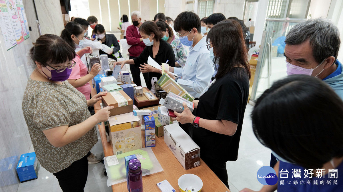 漢基愛心舖設攤為愛心基金義賣。圖/漢基醫院提供