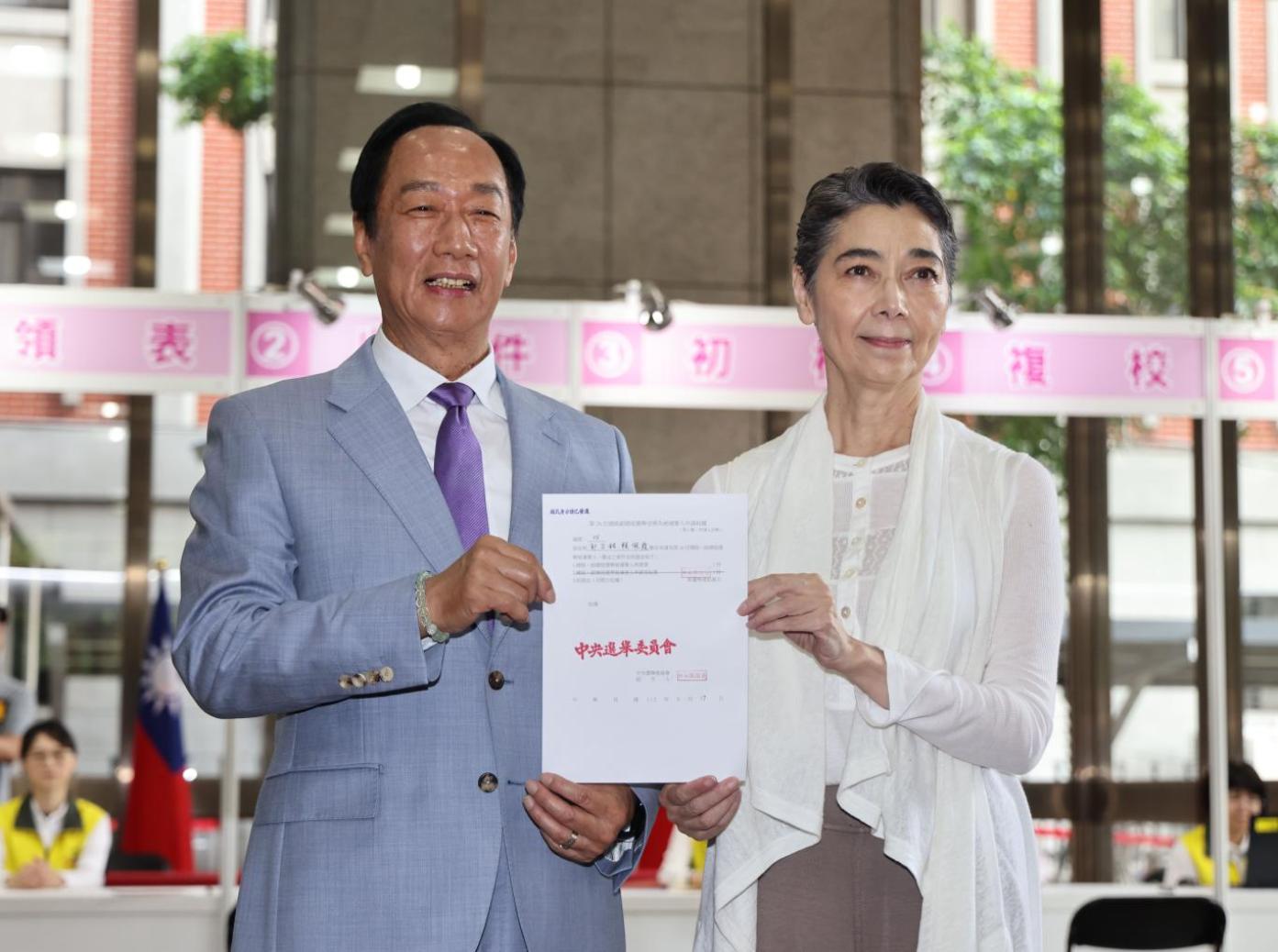 郭台銘、賴佩霞今下午2點將赴北市選委會遞交連署書。資料照片/林啟弘攝