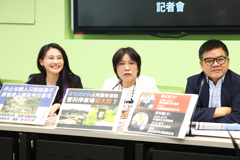 民進黨立委賴品妤(左起)、劉世芳、莊瑞雄等人1 日舉行記者會呼籲廖先翔出面說明家族侵占國有地,並要新北市政府徹查。中央社