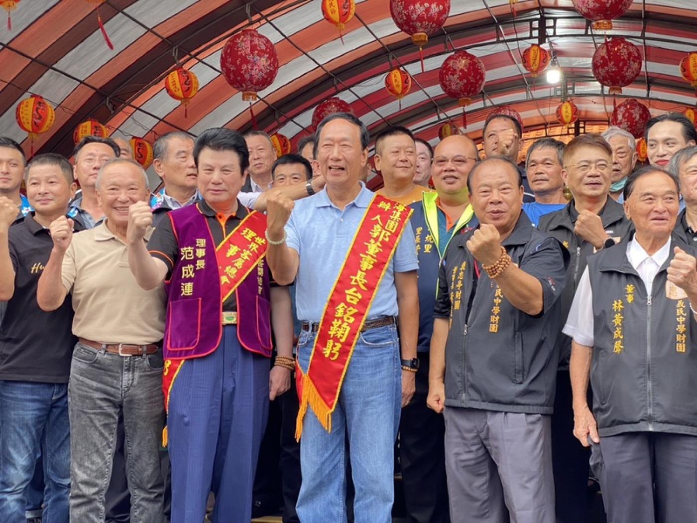 國民黨中常委范成連(前排左二)陪同郭台銘造勢,遭開除黨籍。中央社