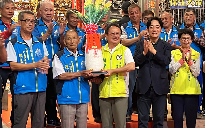賴清德(前右2)10月31日陪同黨籍立委提名參選人賴坤成(前左3)前往台東市南清宮參拜。中央社