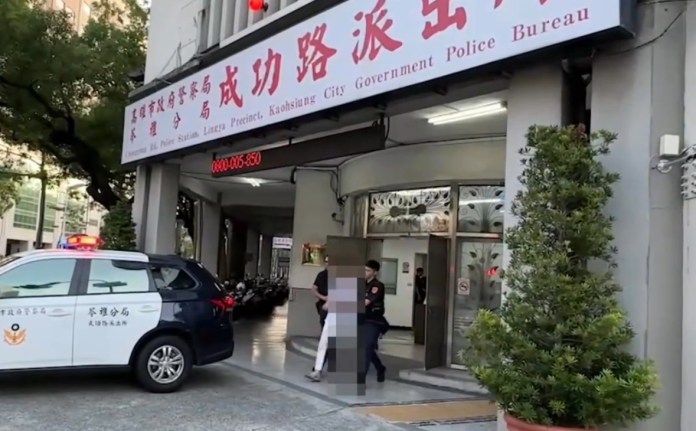 影/還錢來?! 遭追討萬元修車費 男竟持柴刀揮舞 債主驚嚇報警 80 D264F9D2 0F5A 41D0 9473 AA64B565EAED | 社會 社會 記者爆料網