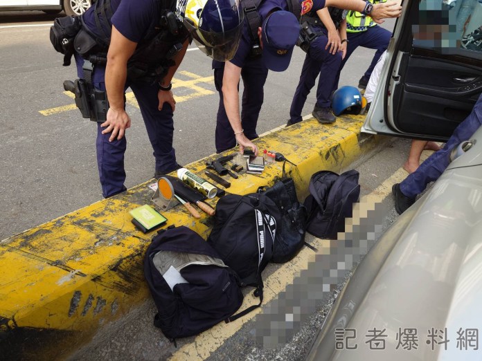 通緝男開失竊牌照車逛大街 警街頭圍捕3嫌落網送辦 86 2 2 | 社會 社會 記者爆料網