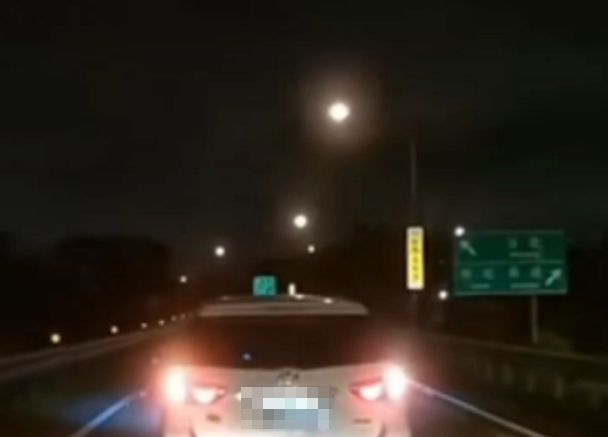 (逼車片)恐佈萬聖夜! 國道下匝道按前車一聲喇叭 對方一路跟到派出所 87 | 社會 社會 記者爆料網