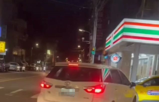 (逼車片)恐佈萬聖夜! 國道下匝道按前車一聲喇叭 對方一路跟到派出所 85 1 | 社會 社會 記者爆料網