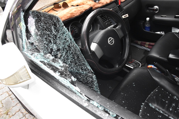 (敲破車窗行竊片)敲破車窗行竊橫行豐原! 警方逮捕兩嫌 80 | 社會 社會 記者爆料網