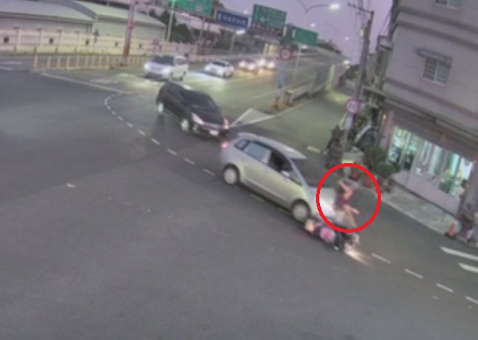 (驚悚撞擊畫面曝光)婦人騎機車撞自小客車撞飛 落地遭輾過骨盆變形送醫 77 | 社會 社會 記者爆料網