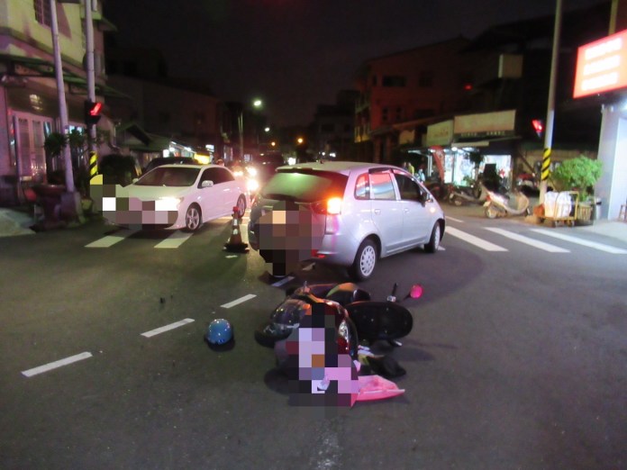 (驚悚撞擊畫面曝光)婦人騎機車撞自小客車撞飛 落地遭輾過骨盆變形送醫 78 | 社會 社會 記者爆料網