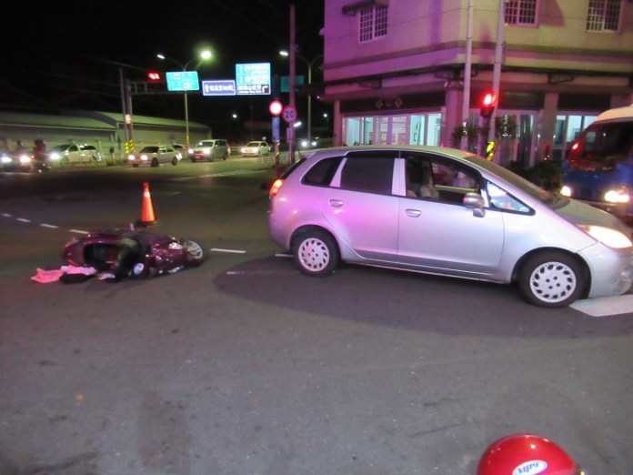 (驚悚撞擊畫面曝光)婦人騎機車撞自小客車撞飛 落地遭輾過骨盆變形送醫 79 | 社會 社會 記者爆料網