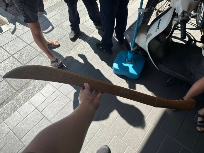 狗聞腳抖了一下 三重夫認愛犬遭踢摳妻持棍理論與鄰互毆 76 211 | 社會 社會 記者爆料網