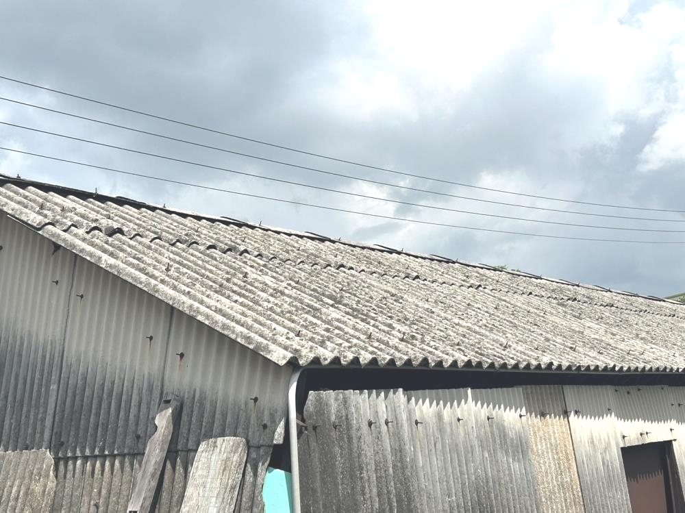 建築拆除後石綿瓦廢棄物，應先經濕潤妥善包裝後委託處理（圖：環境部循環署）
