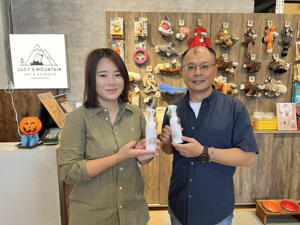 項馨慧近期與沐芙納生技聯名合作,共同推出了一款名為「ODOR ELIMINATOR SPRAY」的除臭抗菌噴劑(左為項馨慧,右為沐芙納總經理莊智為)
