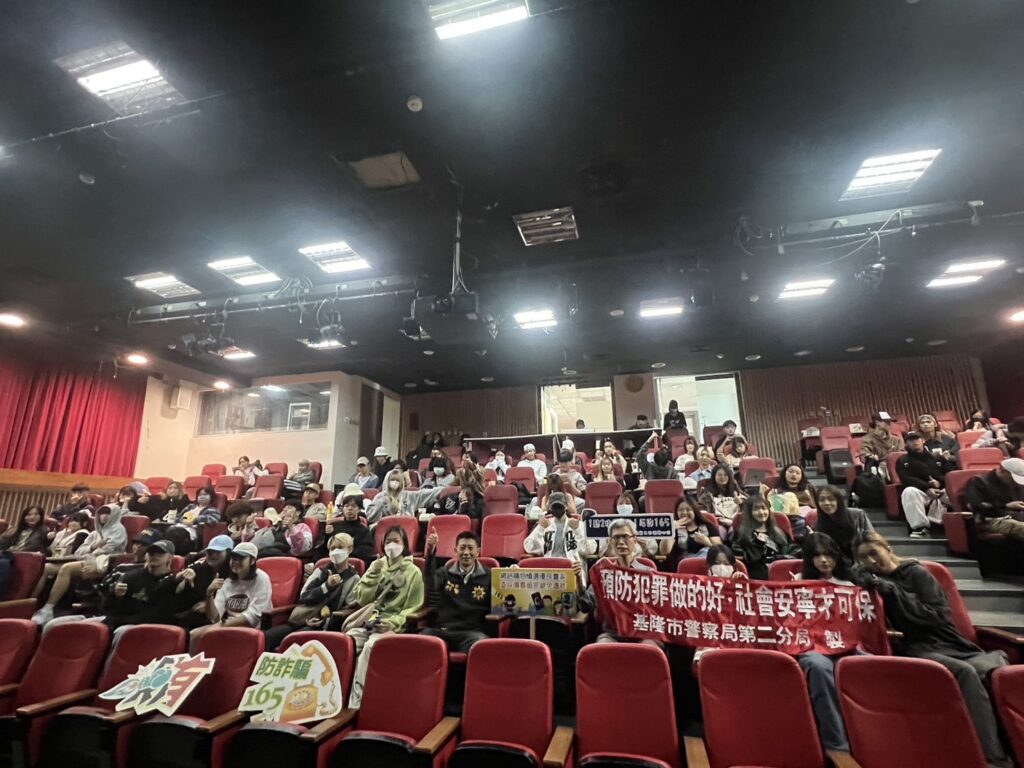基隆市警察局第二分局為提升師生防詐識詐觀念,於今(1)日前往崇右影藝科技大學辦理預防犯罪宣導