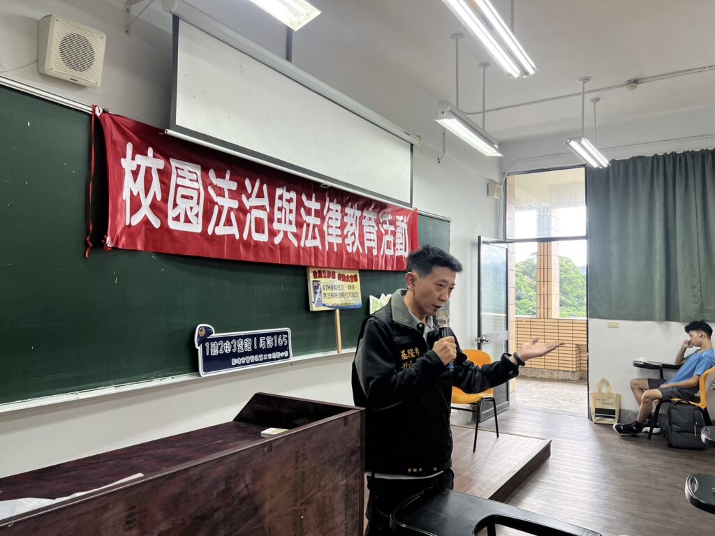 基隆市警察局第二分局為提升師生防詐識詐觀念,於今(1)日前往崇右影藝科技大學辦理預防犯罪宣導