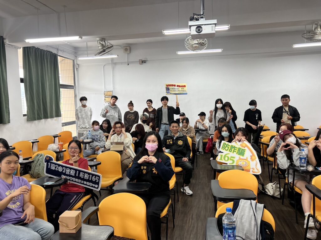 基隆市警察局第二分局為提升師生防詐識詐觀念,於今(1)日前往崇右影藝科技大學辦理預防犯罪宣導