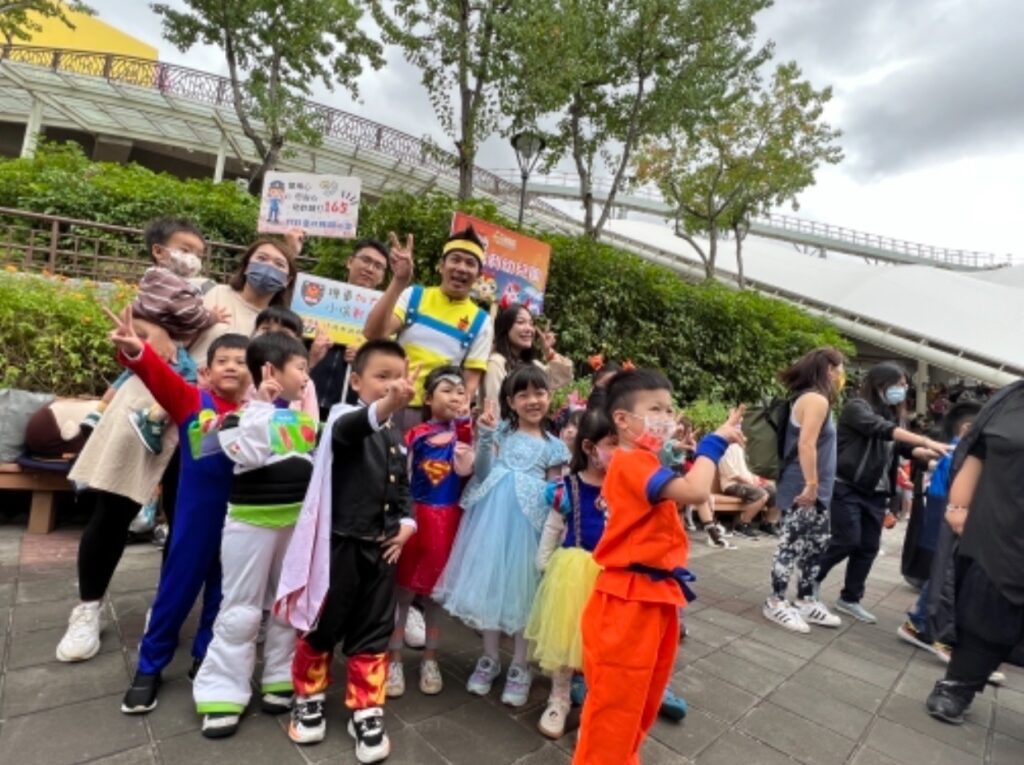 士林分局於萬聖節為推廣兒童及青少年保持正當休閒娛樂，特別與東森電視事業股份有限公司，在兒童新樂園共同辦理「2023YOYO搗蛋新樂園暨犯罪預防宣導」活動
