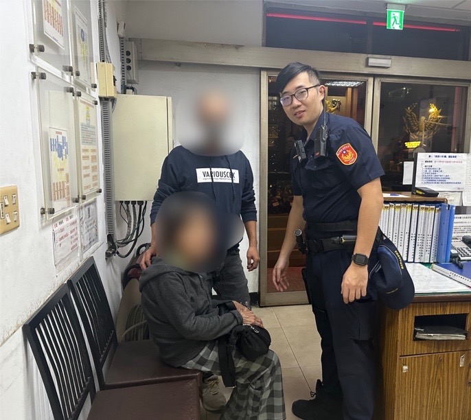 現場照片-家屬至派出所接婦人回家