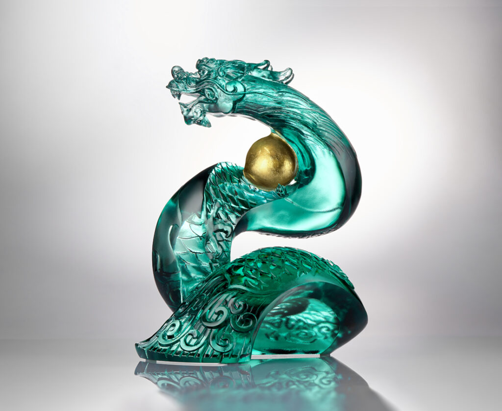 tittot琉園作品【扶搖】,以古典的藏青色增添其雅致;造型以龍背脊為稜線,藉由龍身的扭轉,創造折射的面。