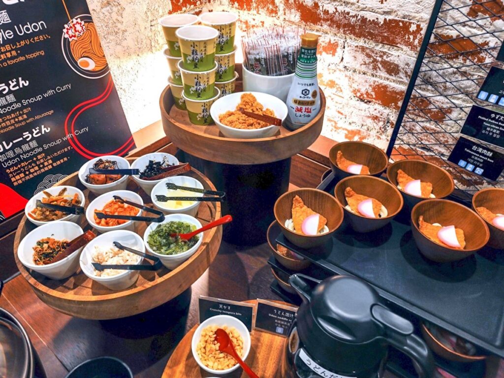 專案免費贈送每位旅人Just-Cafe台日雙饗自助式早餐,台灣空運直送道地美食,以及在地人氣特色料理。