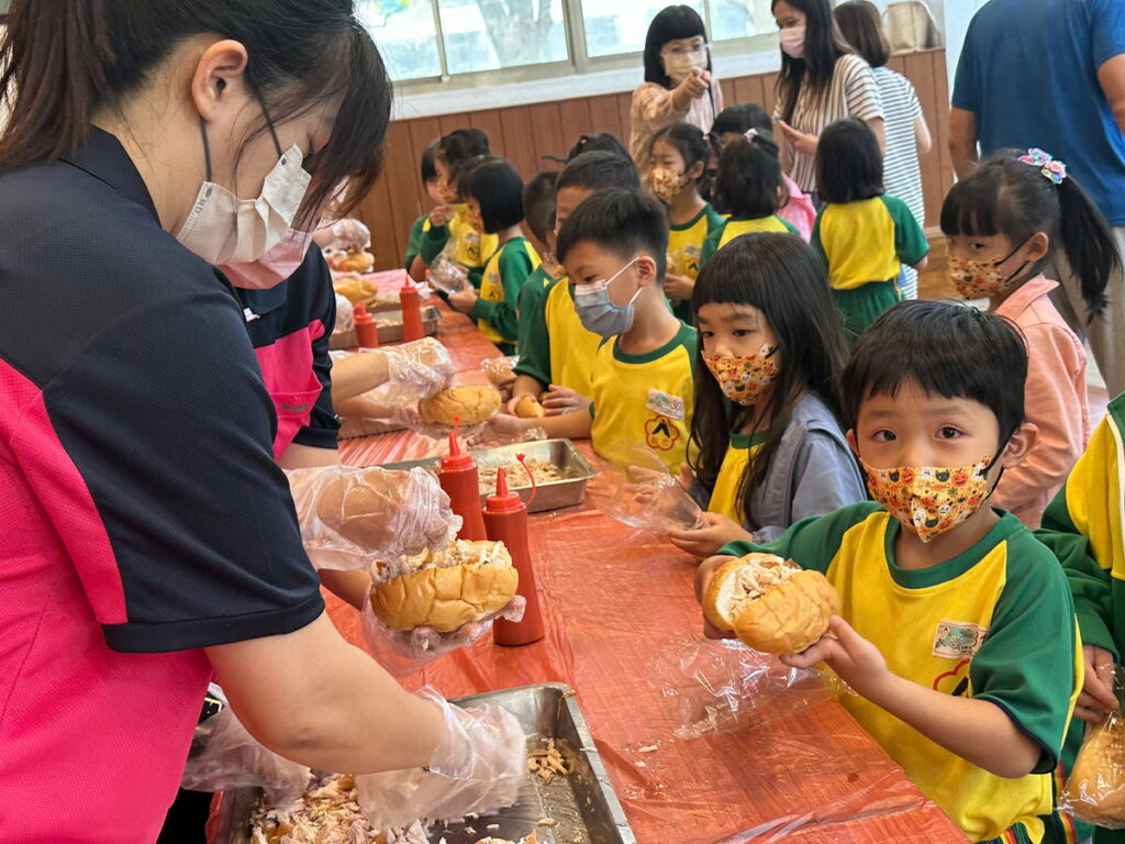 安排火雞堡盛宴提供全校師生享用