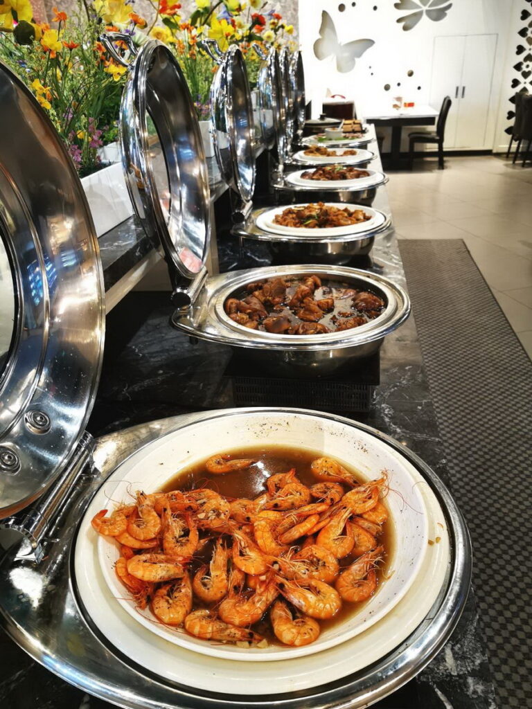 提供平價自助餐,以及各種吃到飽品項