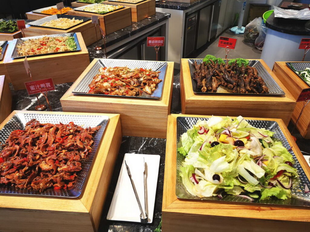 提供平價自助餐,以及各種吃到飽品項