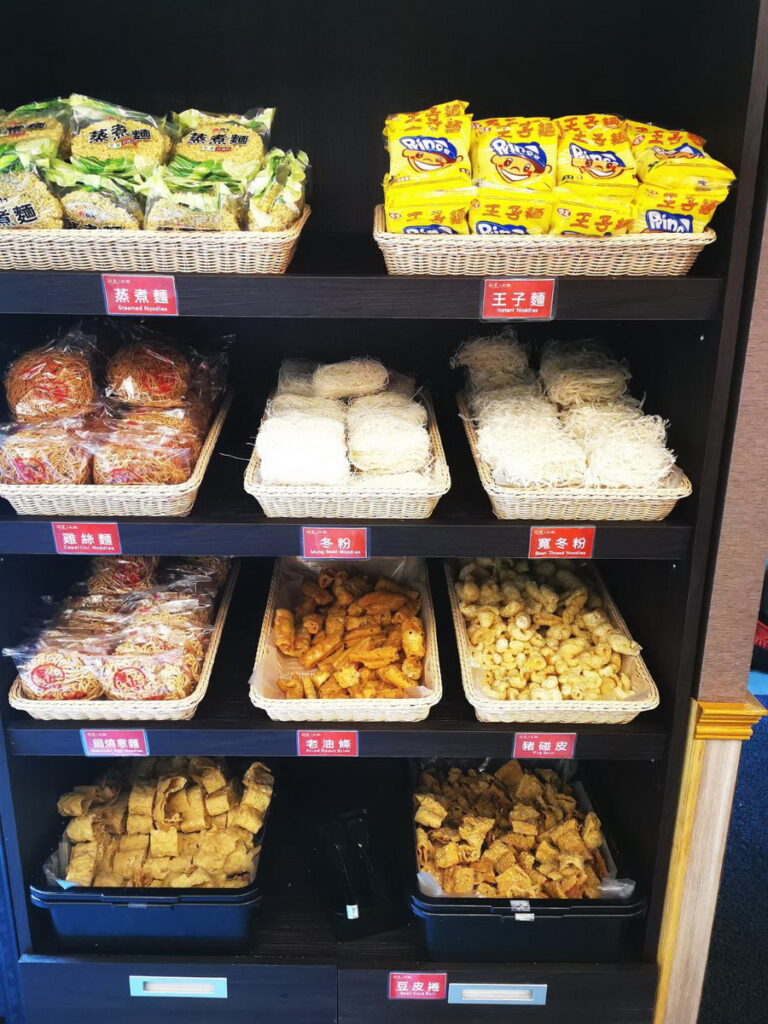 提供平價自助餐,以及各種吃到飽品項