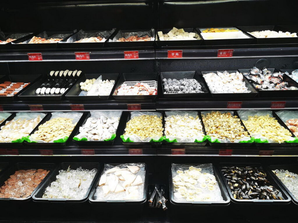 提供平價自助餐,以及各種吃到飽品項