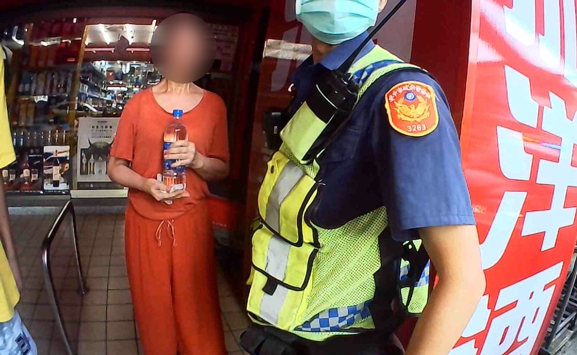 ▲圖說:婦人負氣離家,幸好有群超可靠的救兵協助照看 (圖/台中市政府提供)