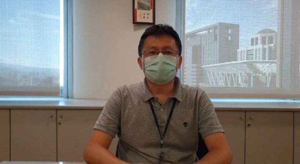 《圖說》新北市地政局編定管制科長黎志偉說明有關綠營指控新北市政府包庇新北市議員廖先翔及其父親蓋違建、占用國有地一事。〈地政局提供〉