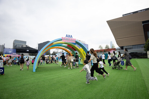 為響應10月的世界精神健康日,AXA安盛連續第二年在安盛 x 竹翠公園 @西九文化區舉行年度社區嘉年華AXA BetterMe Weekend,鼓勵大眾關注身心健康。一連兩日的AXA BetterMe Weekend吸引超過1.2萬人到場參與,當日現場氣氛熱鬧,場面盛大。 為響應10月的世界精神健康日,AXA安盛連續第二年在安盛 x 竹翠公園 @西九文化區舉行年度社區嘉年華AXA BetterMe Weekend,鼓勵大眾關注身心健康。一連兩日的AXA BetterMe Weekend吸引超過1.2萬人到場參與,當日現場氣氛熱鬧,場面盛大。