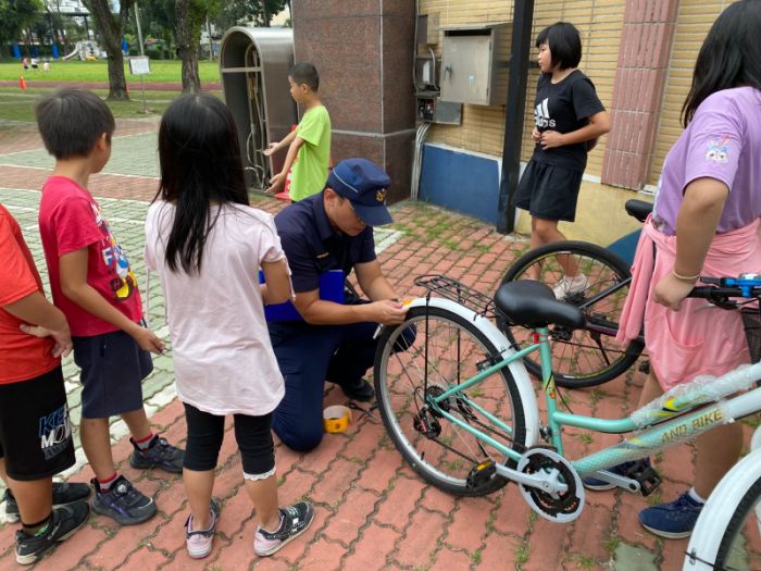 溝埧警加貼反光貼紙 守護學童騎車安全