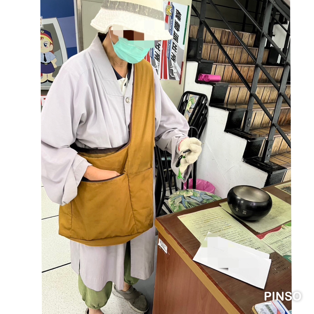 日前在向上市場的化緣過程中，師姐不慎忘記了自己的碗缽，求助於公益派出所員警洪舜麟幫忙。（圖/記者謝福祐翻攝）