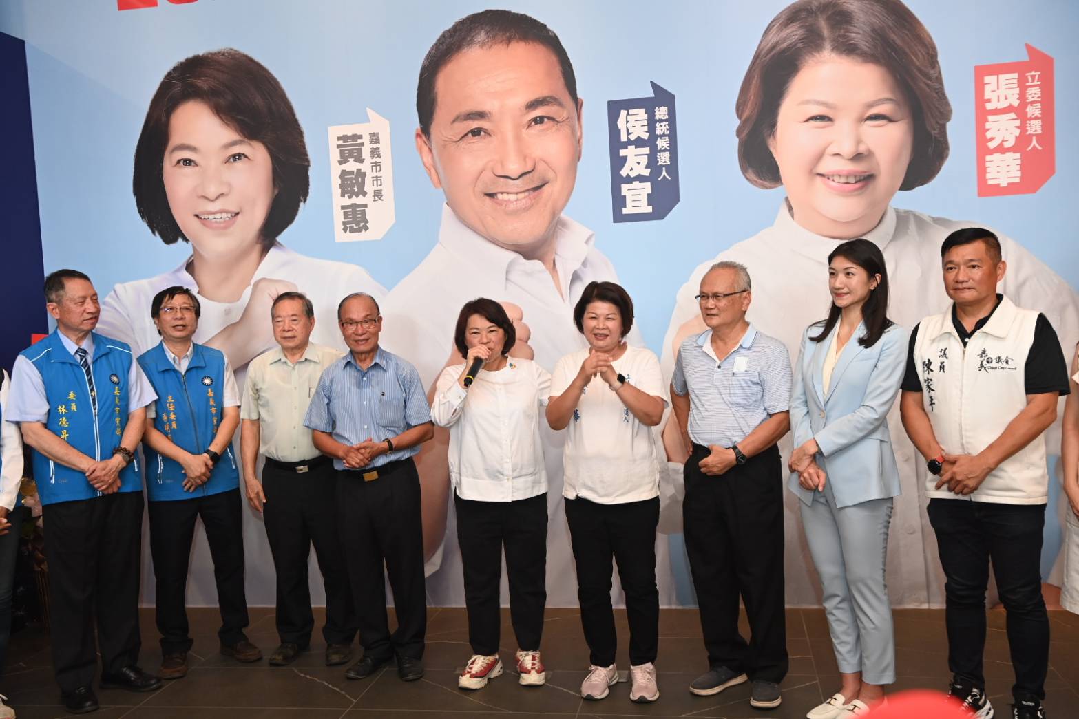 侯友宜張秀華嘉義市競總進駐中興路。(記者劉治強攝)