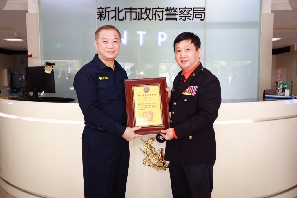 新北市義交大隊長許湘鋐捐贈電子口哨800支。(記者宋紹誠翻攝)