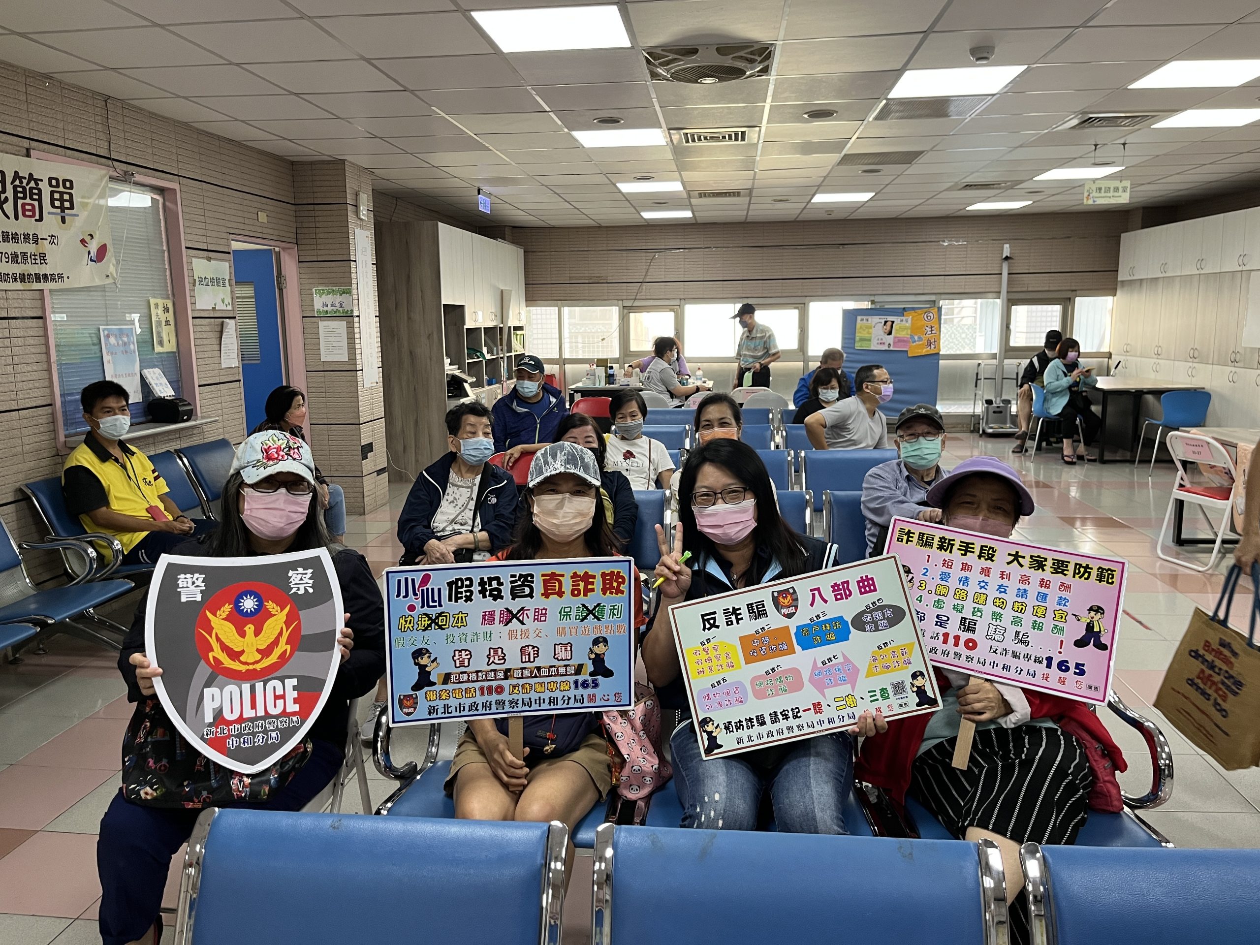 一兼二顧!中和警各轄區派出所員警前往現場新冠疫苗施打現場發送近期常見詐騙六大高發詐欺案類宣導單。(圖/警中和分局提供)